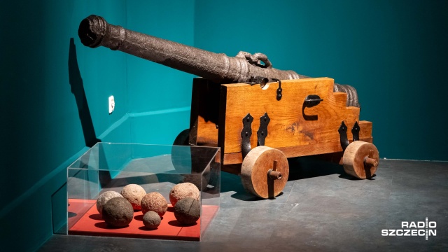 Fot. Robert Stachnik [Radio Szczecin] Stalowa noga, miecze, armaty i kusze. Nowa wystawa "Oręż w państwie Gryfitów" w Muzeum Narodowym [WIDEO, ZDJĘCIA]