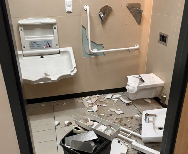 Fot. KPP Stargard Połamał toaletę, wybił kafelki i wyrwał umywalkę ze ściany