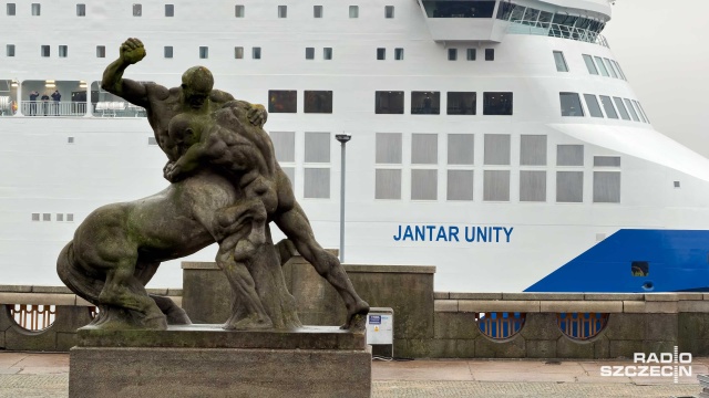 Fot. Robert Stachnik [Radio Szczecin] Nowy prom wpłynął do Szczecina [ZDJĘCIA]