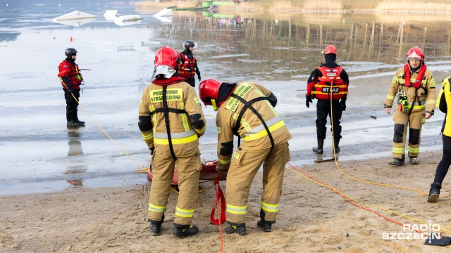 Fot. Robert Stachnik [Radio Szczecin] Pokaz ratownictwa na zamarzniętym akwenie. "Nie bądźmy obojętni" [WIDEO, ZDJĘCIA]