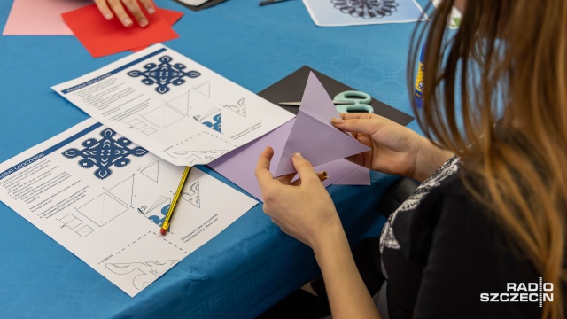 Fot. Robert Stachnik [Radio Szczecin] Wycinanie w starym stylu w Muzeum Narodowym [WIDEO, ZDJĘCIA]