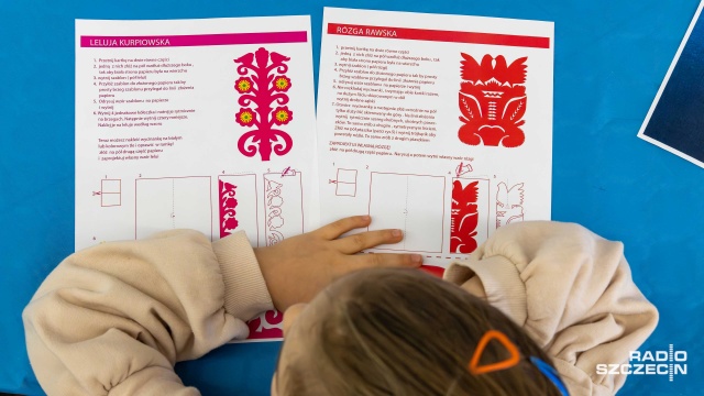 Fot. Robert Stachnik [Radio Szczecin] Wycinanie w starym stylu w Muzeum Narodowym [WIDEO, ZDJĘCIA]