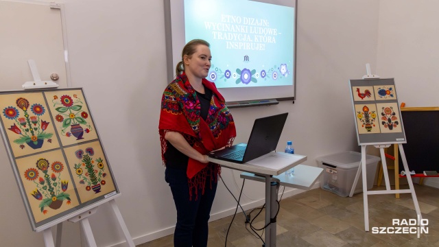 Fot. Robert Stachnik [Radio Szczecin] Wycinanie w starym stylu w Muzeum Narodowym [WIDEO, ZDJĘCIA]