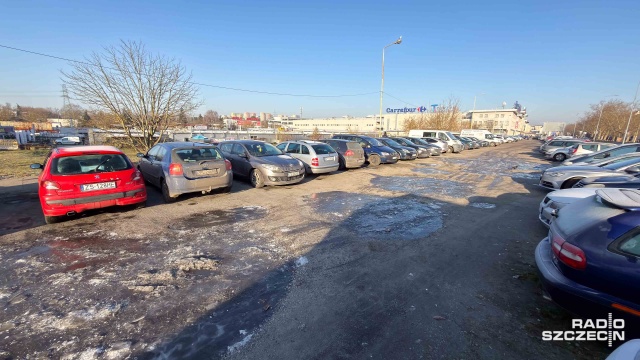 Fot. Robert Stachnik [Radio Szczecin] Kierowcy skarżą się na stan parkingu przy "Turzynie" [WIDEO, ZDJĘCIA]