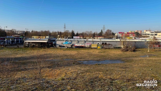 Fot. Robert Stachnik [Radio Szczecin] Kierowcy skarżą się na stan parkingu przy "Turzynie" [WIDEO, ZDJĘCIA]