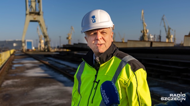 Mirosław Winiarski. Fot. Robert Stachnik [Radio Szczecin] "Coś, co nam dzisiaj zawadza" - stępka odnaleziona na terenie Stoczni Szczecińskiej [ZDJĘCIA]