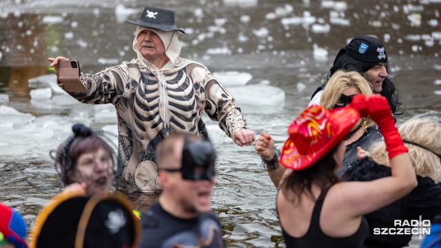 Fot. Robert Stachnik [Radio Szczecin] Karnawał, woda i mróz. Morsy opanowały szczecińskie jezioro [WIDEO, ZDJĘCIA]