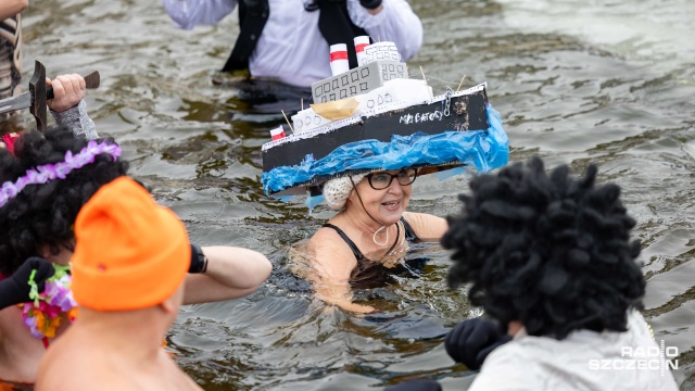 Fot. Robert Stachnik [Radio Szczecin] Karnawał, woda i mróz. Morsy opanowały szczecińskie jezioro [WIDEO, ZDJĘCIA]