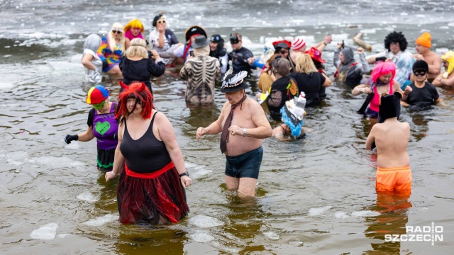 Fot. Robert Stachnik [Radio Szczecin] Karnawał, woda i mróz. Morsy opanowały szczecińskie jezioro [WIDEO, ZDJĘCIA]