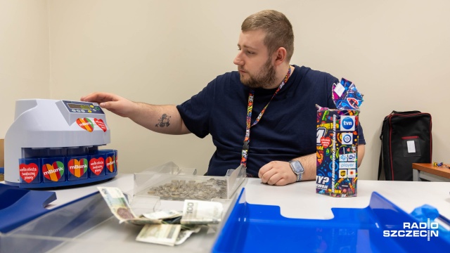 Fot. Robert Stachnik [Radio Szczecin] Czas na przeliczanie zawartości puszek WOŚP po całodziennej kweście [WIDEO, ZDJĘCIA]