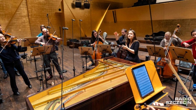 Aleksandra Świgut prowadzi zza fortepianu Érarda z 1858 roku próbę generalną Orkiestry Arte dei Suonatori. Fot. Robert Stachnik [Radio Szczecin] Fortepian Érarda z 1858 roku zabrzmi w Złotej Sali Filharmonii [WIDEO, ZDJĘCIA]