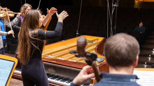 Aleksandra Świgut prowadzi zza fortepianu Érarda z 1858 roku próbę generalną Orkiestry Arte dei Suonatori. Fot. Robert Stachnik [Radio Szczecin] Fortepian Érarda z 1858 roku zabrzmi w Złotej Sali Filharmonii [WIDEO, ZDJĘCIA]