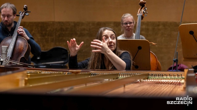 Aleksandra Świgut prowadzi zza fortepianu Érarda z 1858 roku próbę generalną Orkiestry Arte dei Suonatori. Fot. Robert Stachnik [Radio Szczecin] Fortepian Érarda z 1858 roku zabrzmi w Złotej Sali Filharmonii [WIDEO, ZDJĘCIA]
