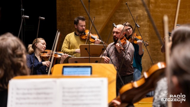 Vida Bobin-Sokołowska (od lewej)– koncertmistrz i skrzypkowie Orkiestry Arte de Suonatori na próbie generalnej przed koncertem. Fot. Robert Stachnik [Radio Szczecin] Fortepian Érarda z 1858 roku zabrzmi w Złotej Sali Filharmonii [WIDEO, ZDJĘCIA]