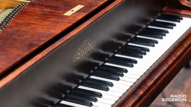 Klawiatura fortepianu Sébastiena Érarda z 1858 roku. Fot. Robert Stachnik [Radio Szczecin] Fortepian Érarda z 1858 roku zabrzmi w Złotej Sali Filharmonii [WIDEO, ZDJĘCIA]