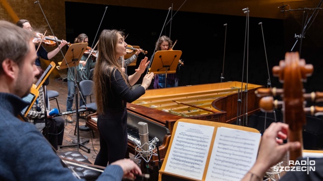 Aleksandra Świgut prowadzi zza fortepianu Érarda z 1858 roku próbę generalną Orkiestry Arte dei Suonatori. Fot. Robert Stachnik [Radio Szczecin] Fortepian Érarda z 1858 roku zabrzmi w Złotej Sali Filharmonii [WIDEO, ZDJĘCIA]