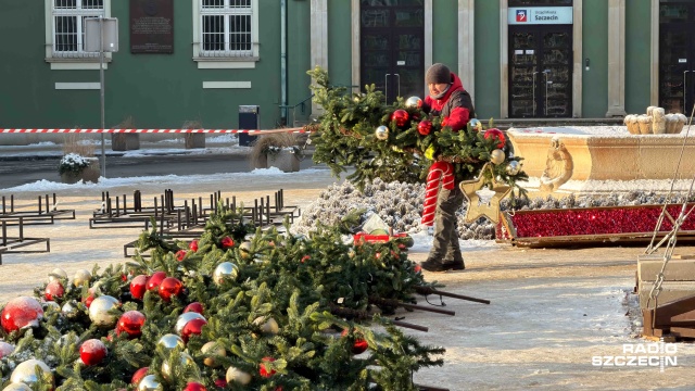 Fot. Robert Stachnik [Radio Szczecin] Choinka przed UM kończy sezon i schodzi ze sceny [ZDJĘCIA]