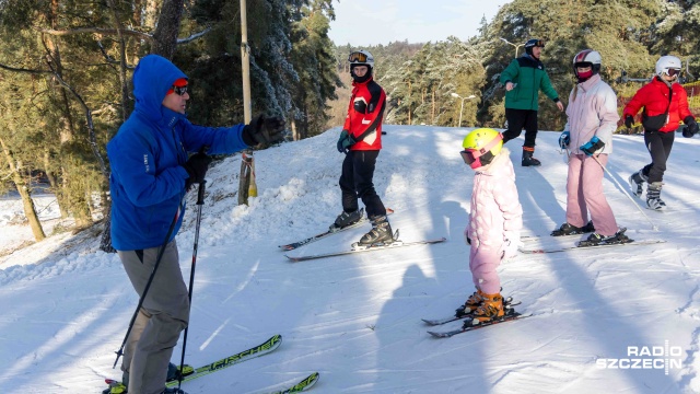 Fot. Robert Stachnik [Radio Szczecin] Na szczecińskiej Gubałówce mróz, sanki, narty i dobre humory [WIDEO, ZDJĘCIA]
