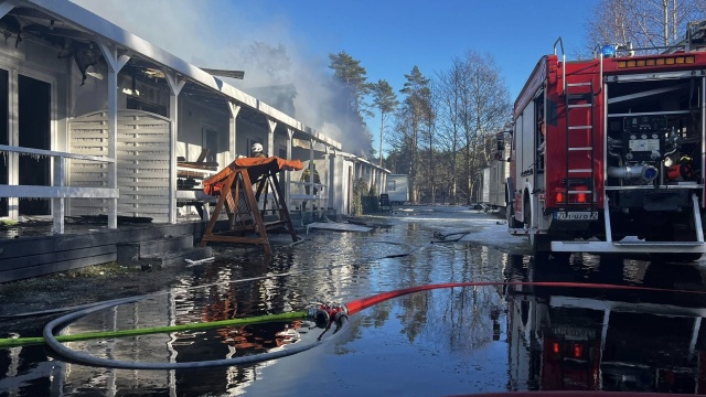 Fot. st. kpt. Daniel Boś, asp. Dariusz Schacht Wielki pożar domków letniskowych w Pogorzelicy [WIDEO, ZDJĘCIA]