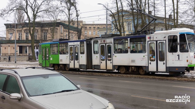 Fot. Robert Stachnik [Radio Szczecin] Sytuacja na chodnikach w mieście: "posypane,ale wszystkiego nie da rady zrobić" [WIDEO, ZDJĘCIA]