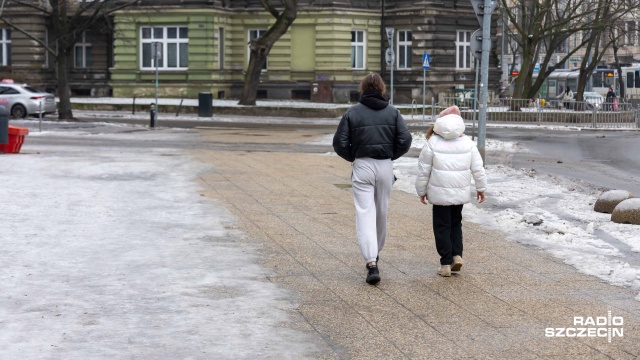 Fot. Robert Stachnik [Radio Szczecin] Sytuacja na chodnikach w mieście: "posypane,ale wszystkiego nie da rady zrobić" [WIDEO, ZDJĘCIA]