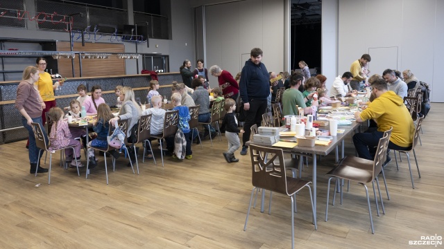 Fot. Kamila Kozioł [Radio Szczecin] Brokat, klej i pompony, czyli rodzinne warsztaty w Słowianinie [WIDEO, ZDJĘCIA]