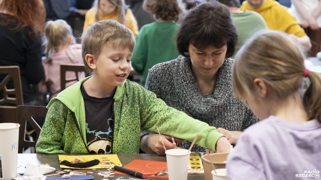 Fot. Kamila Kozioł [Radio Szczecin] Brokat, klej i pompony, czyli rodzinne warsztaty w Słowianinie [WIDEO, ZDJĘCIA]