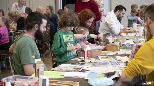 Fot. Kamila Kozioł [Radio Szczecin] Brokat, klej i pompony, czyli rodzinne warsztaty w Słowianinie [WIDEO, ZDJĘCIA]