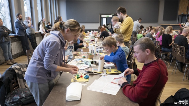 Fot. Kamila Kozioł [Radio Szczecin] Brokat, klej i pompony, czyli rodzinne warsztaty w Słowianinie [WIDEO, ZDJĘCIA]