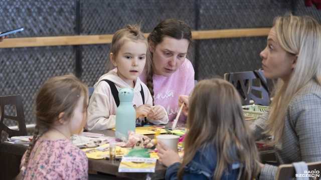 Fot. Kamila Kozioł [Radio Szczecin] Brokat, klej i pompony, czyli rodzinne warsztaty w Słowianinie [WIDEO, ZDJĘCIA]