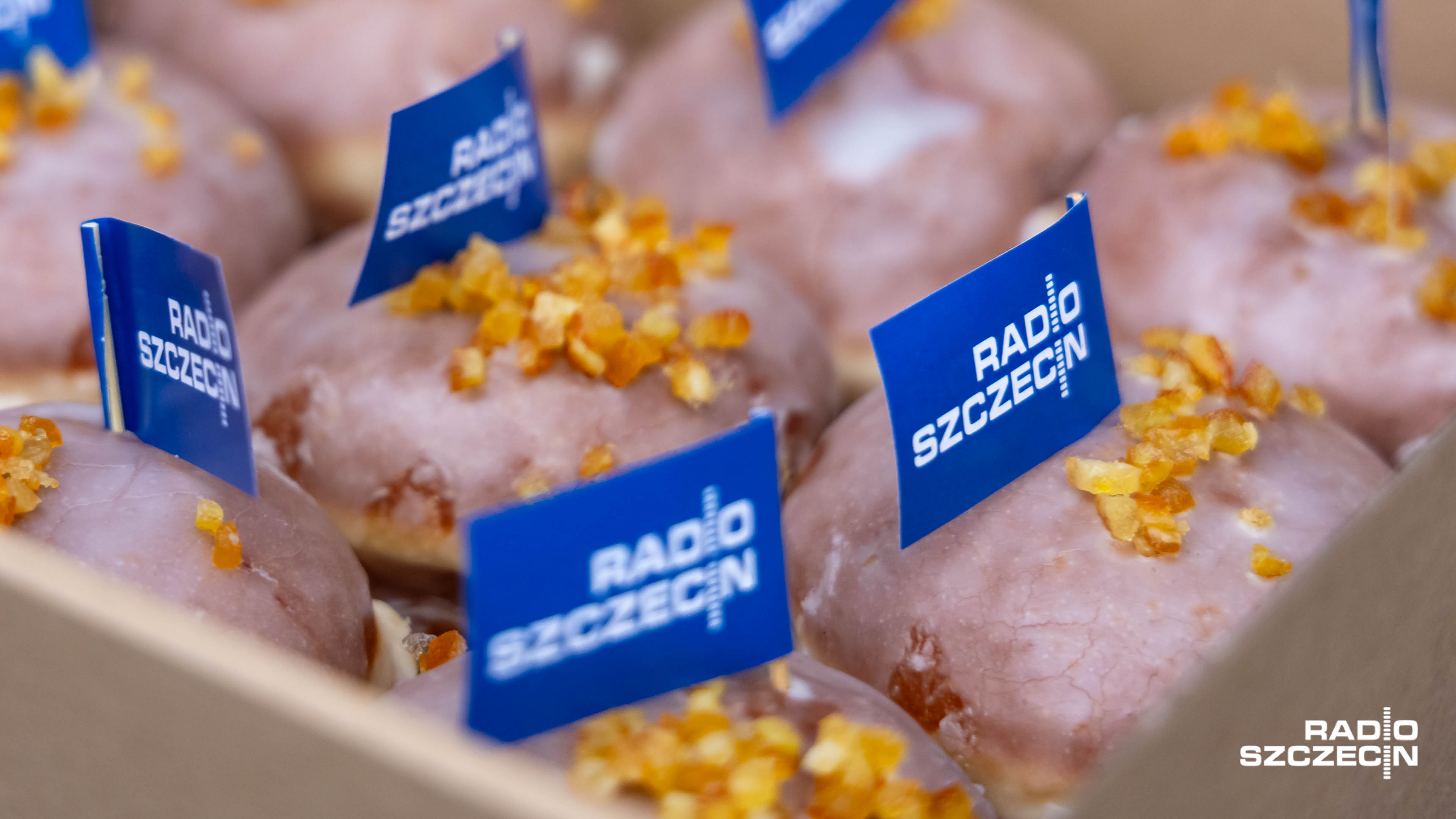 Z różą, z pistacją czy czekoladą. Dziś dzień prawdziwego pączkowego szaleństwa. Jedni o tej słodkiej przyjemności marzą, a inni przyznają, że do pączków ich nie ciągnie.