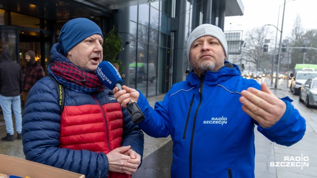 Fot. Robert Stachnik [Radio Szczecin] Pączki od Radia Szczecin trafiły do rozśpiewanych Szczecinian [WIDEO, ZDJĘCIA]