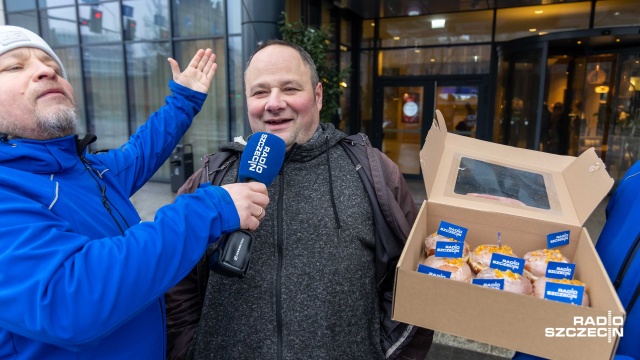 Fot. Robert Stachnik [Radio Szczecin] Pączki od Radia Szczecin trafiły do rozśpiewanych Szczecinian [WIDEO, ZDJĘCIA]