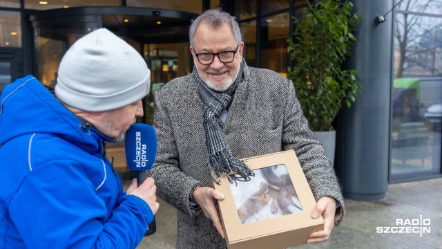 Fot. Robert Stachnik [Radio Szczecin] Pączki od Radia Szczecin trafiły do rozśpiewanych Szczecinian [WIDEO, ZDJĘCIA]