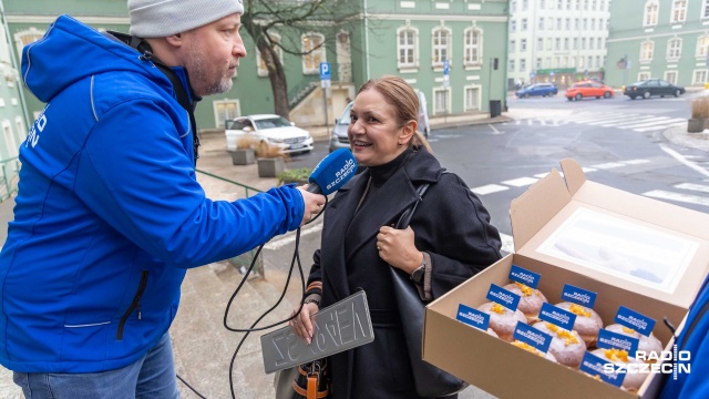 Fot. Robert Stachnik [Radio Szczecin] Pączki od Radia Szczecin trafiły do rozśpiewanych Szczecinian [WIDEO, ZDJĘCIA]