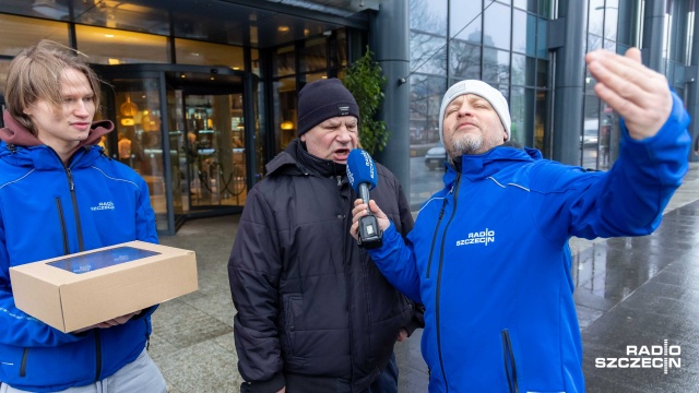 Fot. Robert Stachnik [Radio Szczecin] Pączki od Radia Szczecin trafiły do rozśpiewanych Szczecinian [WIDEO, ZDJĘCIA]