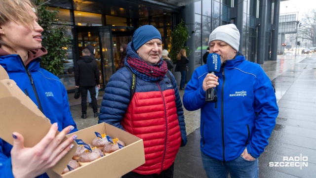 Fot. Robert Stachnik [Radio Szczecin] Pączki od Radia Szczecin trafiły do rozśpiewanych Szczecinian [WIDEO, ZDJĘCIA]