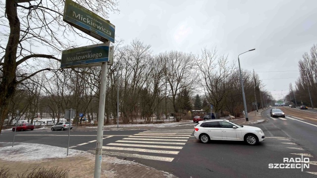 Stanisława Noakowskiego & Adama Mickiewicza. Fot. Robert Stachnik [Radio Szczecin] Miasto planuje doświetlić przejścia dla pieszych [ZDJĘCIA]