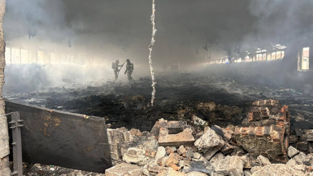 Fot. Komenda Powiatowa Państwowej Straży Pożarnej w Łobzie Pożar budynku i sprzętu rolniczego [ZDJĘCIA]