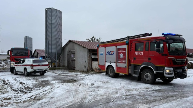 Fot. Komenda Powiatowa Państwowej Straży Pożarnej w Łobzie Pożar budynku i sprzętu rolniczego [ZDJĘCIA]