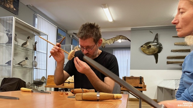 Fot. Joanna Maraszek [Radio Szczecin] Zajęcia z obróbki bursztynu w świnoujskim muzeum [ZDJĘCIA]