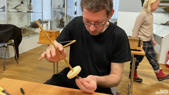 Fot. Joanna Maraszek [Radio Szczecin] Zajęcia z obróbki bursztynu w świnoujskim muzeum [ZDJĘCIA]