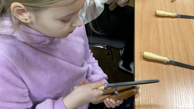 Fot. Joanna Maraszek [Radio Szczecin] Zajęcia z obróbki bursztynu w świnoujskim muzeum [ZDJĘCIA]