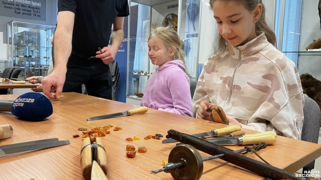 Fot. Joanna Maraszek [Radio Szczecin] Zajęcia z obróbki bursztynu w świnoujskim muzeum [ZDJĘCIA]