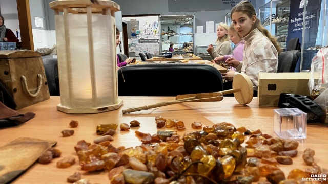 Fot. Joanna Maraszek [Radio Szczecin] Zajęcia z obróbki bursztynu w świnoujskim muzeum [ZDJĘCIA]