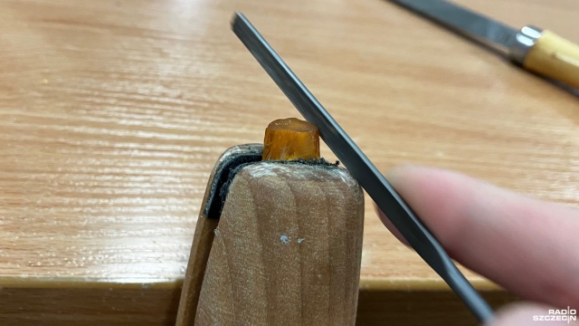 Fot. Joanna Maraszek [Radio Szczecin] Zajęcia z obróbki bursztynu w świnoujskim muzeum [ZDJĘCIA]