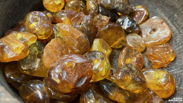 Fot. Joanna Maraszek [Radio Szczecin] Zajęcia z obróbki bursztynu w świnoujskim muzeum [ZDJĘCIA]