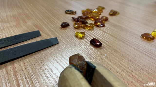 Fot. Joanna Maraszek [Radio Szczecin] Zajęcia z obróbki bursztynu w świnoujskim muzeum [ZDJĘCIA]