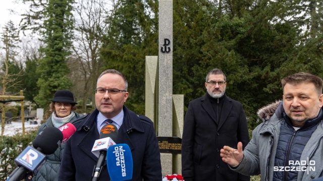 Fot. Robert Stachnik [Radio Szczecin] Będzie zawiadomienie do prokuratury ws. zniszczenia pomnika Armii Krajowej [ZDJĘCIA]