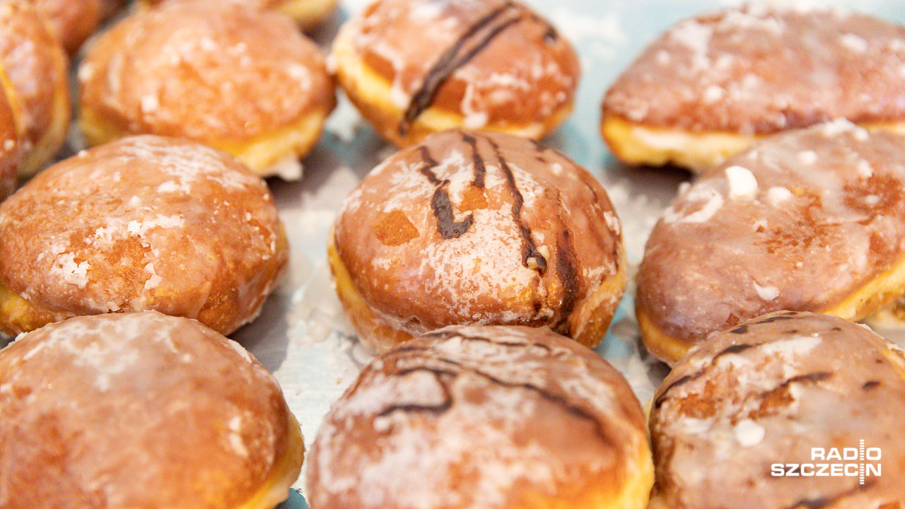 Z różą, z pistacją czy czekoladą. Dziś dzień prawdziwego pączkowego szaleństwa. Jedni o tej słodkiej przyjemności marzą, a inni przyznają, że do pączków ich nie ciągnie.
